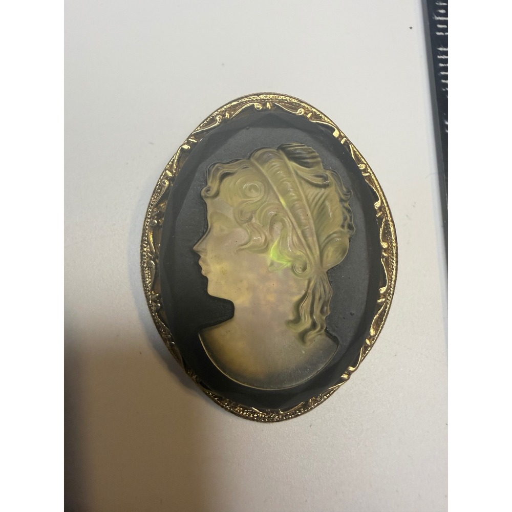 Vintage Gold Tone Black and Green Frosted Glass Cameo Brooch Pendant Pin